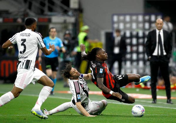 MILAN, ITALY - APRIL 26: Rafael Leao of AC Milan competes for the ball with Manuel Locatelli of Juventus FC ,during the Serie A match between AC Milan and Juventus FC at Giuseppe Meazza Stadium on April 26, 2026 in Milan, Italy.  Copyright: xMBxMediax