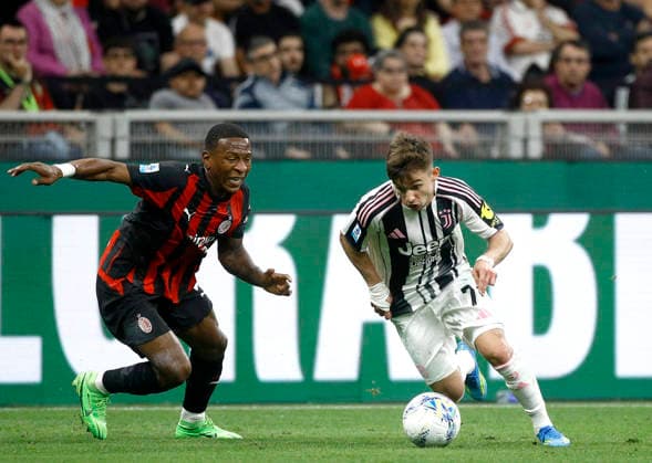 MILAN, ITALY - APRIL 26: Francisco Conceicao of Juventus FC competes for the ball with Pervis Estupinan of AC Milan ,during the Serie A match between AC Milan and Juventus FC at Giuseppe Meazza Stadium on April 26, 2026 in Milan, Italy.  Copyright: xMBxMediax