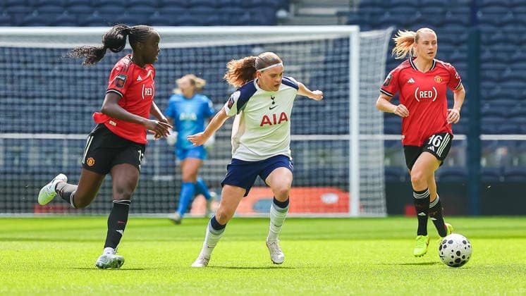 LONDON, ENGLAND - APRIL 26: Signe Gaupset of Tottenham with ball during the Barclays Womens Super League match between Tottenham Hotspur and Manchester United, ManU at Tottenham Hotspur Stadium on April 26, 2026 in London, England. Copyright: xJodyxDemayx-xDaviesx xSPPx Sportspressphoto_SPR137383