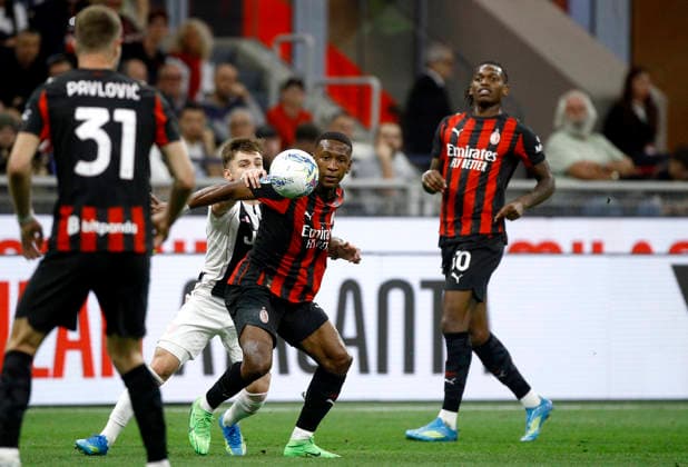 MILAN, ITALY - APRIL 26: Pervis Estupinan of AC Milan competes for the ball with Francisco Conceicao of Juventus FC ,during the Serie A match between AC Milan and Juventus FC at Giuseppe Meazza Stadium on April 26, 2026 in Milan, Italy.  Copyright: xMBxMediax