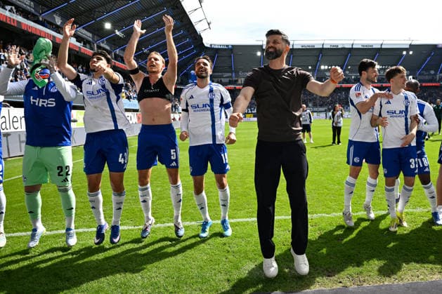 Paderborn, Home Deluxe Arena, 26 04 26, GER, Herren, 2 Bundesliga, Saison 2025 2026, SC Paderborn 07 FC Schalke 04 Bild Schlussjubel, Emotion, Freude bei Trainer Miron MUSLIC Schalke und seinen Spielern DFL regulations prohibit any use of photographs as image sequences and or quasi video NRW Germany