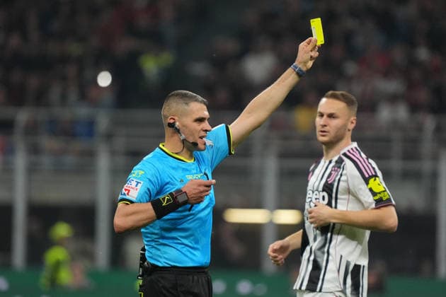 Simone Sozza, referee show the yellow card during the Serie A soccer match between Milan and Juventus at the Giuseppe Meazza stadium in Milano, north Italy - April 26, 2026 - Soccer.  Copyright: xAlessioxMorgese LaPressex