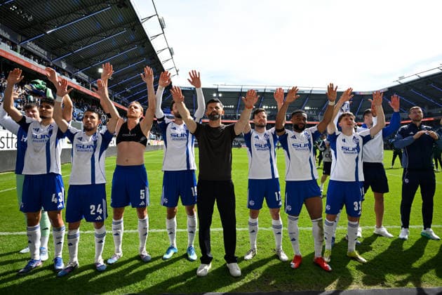 Paderborn, Home Deluxe Arena, 26 04 26, GER, Herren, 2 Bundesliga, Saison 2025 2026, SC Paderborn 07 FC Schalke 04 Bild Schlussjubel, Emotion, Freude bei Trainer Miron MUSLIC Schalke und seinen Spielern DFL regulations prohibit any use of photographs as image sequences and or quasi video NRW Germany