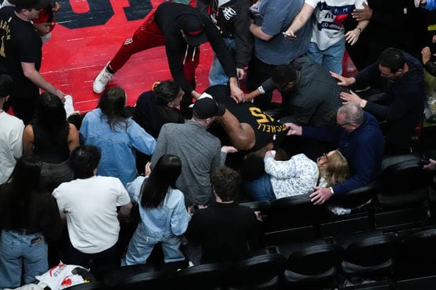 Cleveland Cavaliers vs Toronto Raptors TORONTO, CANADA - APRIL 26 : Donovan Mitchell (45) of Cleveland Cavaliers falls on fans during the Game Four of the Eastern Conference First Round NBA, Basketball Herren, USA Playoffs between Cleveland Cavaliers and Toronto Raptors at the Scotiabank Arena on April 26, 2026 in Toronto, Ontario, Canada. Mert Alper Dervis Anadolu Ontario Canada. Editorial use only. Please get in touch for any other usage.  Copyright: x2026xAnadoluxMertxAlperxDervisx