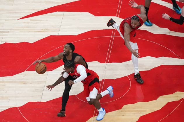 Cleveland Cavaliers vs Toronto Raptors TORONTO, CANADA - APRIL 26 : Jamal Shead (23) of Toronto Raptors steals the ball away from Donovan Mitchell (45) of Cleveland Cavaliers during the Game Four of the Eastern Conference First Round NBA, Basketball Herren, USA Playoffs between Cleveland Cavaliers and Toronto Raptors at the Scotiabank Arena on April 26, 2026 in Toronto, Ontario, Canada. Mert Alper Dervis Anadolu Ontario Canada. Editorial use only. Please get in touch for any other usage.  Copyright: x2026xAnadoluxMertxAlperxDervisx