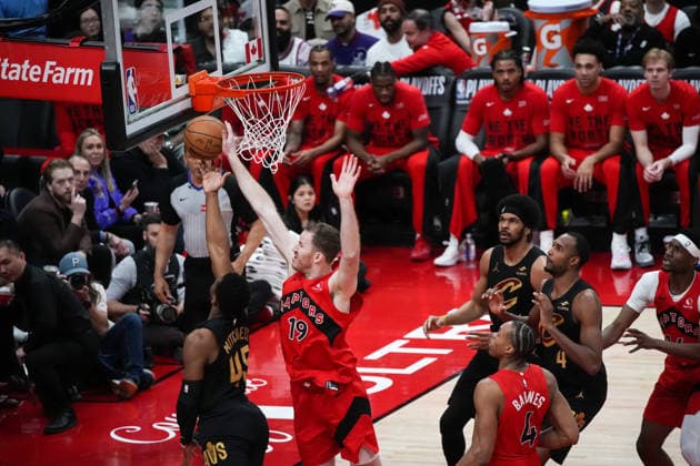 Cleveland Cavaliers vs Toronto Raptors TORONTO, CANADA - APRIL 26 : Donovan Mitchell (45) of Cleveland Cavaliers in action against Jakob Poeltl (19) of Toronto Raptors during the Game Four of the Eastern Conference First Round NBA, Basketball Herren, USA Playoffs between Cleveland Cavaliers and Toronto Raptors at the Scotiabank Arena on April 26, 2026 in Toronto, Ontario, Canada. Mert Alper Dervis Anadolu Ontario Canada. Editorial use only. Please get in touch for any other usage.  Copyright: x2026xAnadoluxMertxAlperxDervisx