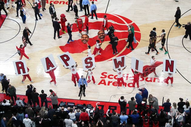 Cleveland Cavaliers vs Toronto Raptors TORONTO, CANADA - APRIL 26 : Toronto Raptors players celebrate after winning the Game Four of the Eastern Conference First Round NBA, Basketball Herren, USA Playoffs against Cleveland Cavaliers at the Scotiabank Arena on April 26, 2026 in Toronto, Ontario, Canada. Mert Alper Dervis Anadolu Ontario Canada. Editorial use only. Please get in touch for any other usage.  Copyright: x2026xAnadoluxMertxAlperxDervisx