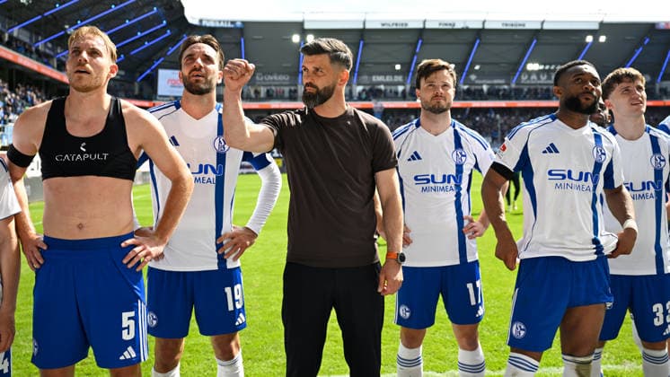 Paderborn, Home Deluxe Arena, 26 04 26, GER, Herren, 2 Bundesliga, Saison 2025 2026, SC Paderborn 07 FC Schalke 04 Bild Schlussjubel, Emotion, Freude bei Trainer Miron MUSLIC Schalke und seinen Spielern DFL regulations prohibit any use of photographs as image sequences and or quasi video NRW Germany