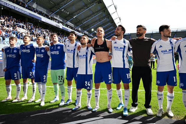 Paderborn, Home Deluxe Arena, 26 04 26, GER, Herren, 2 Bundesliga, Saison 2025 2026, SC Paderborn 07 FC Schalke 04 Bild Schlussjubel, Emotion, Freude bei Trainer Miron MUSLIC Schalke und seinen Spielern DFL regulations prohibit any use of photographs as image sequences and or quasi video NRW Germany