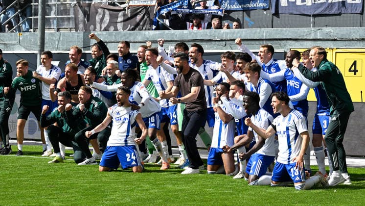 Paderborn, Home Deluxe Arena, 26 04 26, GER, Herren, 2 Bundesliga, Saison 2025 2026, SC Paderborn 07 FC Schalke 04 Bild Schlussjubel, Emotion, Freude bei dem Team des FC Schalke vor Fankurve, Fans, Fanblock DFL regulations prohibit any use of photographs as image sequences and or quasi video NRW Germany