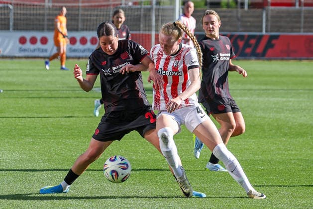 26 04 2026, xsscx, Women Soccer, Bayer 04 Leverkusen SC Freiburg, 1 Soccer Bundesliga, 23 Matchday, Ulrich Haberland Stadium, Season 2025 2026 Ruby Grant Bayer Leverkusen 22 in duel against Meret Felde SC Freiburg 04 DFB regulations prohibit any use of photographs as image sequences and or quasi video Photo xSandraxScherningxPressefotoKochx Nordrhein Westfalen Germany