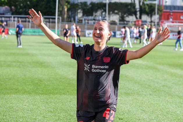 26 04 2026, xsscx, Women Soccer, Bayer 04 Leverkusen SC Freiburg, 1 Soccer Bundesliga, 23 Matchday, Ulrich Haberland Stadium, Season 2025 2026 Sana Coskun Bayer Leverkusen 42 celebrates the victory against SC Freiburg DFB regulations prohibit any use of photographs as image sequences and or quasi video Photo xSandraxScherningxPressefotoKochx Nordrhein Westfalen Germany