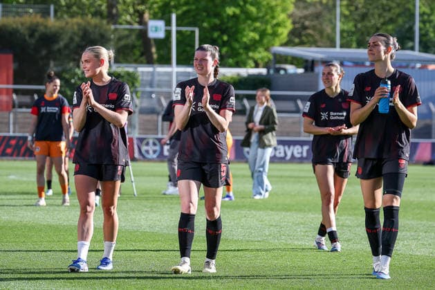 26 04 2026, xsscx, Womens Football, Bayer 04 Leverkusen SC Freiburg, 1 Soccer Bundesliga, Matchday 23, Ulrich Haberland Stadium, Season 2025 2026 The Bayer 04 Leverkusen team with Cornelia Kramer Bayer Leverkusen 07 , Claudia Wenger Bayer Leverkusen 05 , Selina Ostermeier Bayer Leverkusen 02 celebrate their victory against SC Freiburg with the fans DFB regulations prohibit any use of photographs as image sequences and or quasi video Photo xSandraxScherningxPressefotoKochx Nordrhein Westfalen Germany