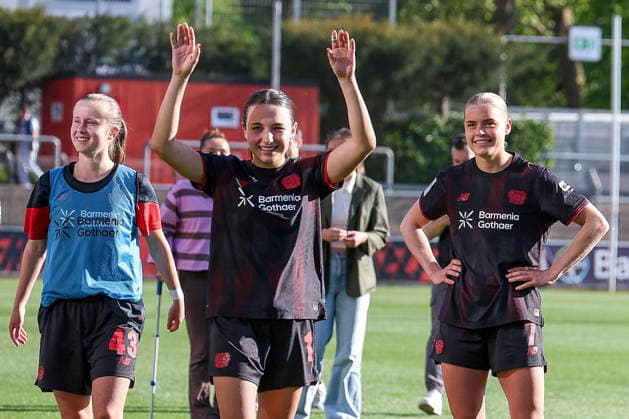 26 04 2026, xsscx, Women Football, Bayer 04 Leverkusen SC Freiburg, 1 Soccer Bundesliga, Matchday 23, Ulrich Haberland Stadium, Season 2025 2026 The Bayer 04 Leverkusen team with Jana Lindner Bayer Leverkusen 43 , Loreen Bender Bayer Leverkusen 19 , Cornelia Kramer Bayer Leverkusen 07 and Claudia Wenger Bayer Leverkusen 05 celebrate their victory against SC Freiburg with the fans DFB regulations prohibit any use of photographs as image sequences and or quasi video Photo xSandraxScherningxPressefotoKochx Nordrhein Westfalen Germany