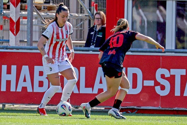 26 04 2026, xsscx, Frauen Fussball, Bayer 04 Leverkusen SC Freiburg, 1 Fussball Bundesliga, 23 Spieltag, Ulrich Haberland Stadion, Saison 2025 2026 Selina Vobian SC Freiburg 10 im Zweikampf gegen Estrella Merino Gonzalez Bayer Leverkusen 10 DFB regulations prohibit any use of photographs as image sequences and or quasi video Photo xSandraxScherningxPressefotoKochx Nordrhein Westfalen Germany