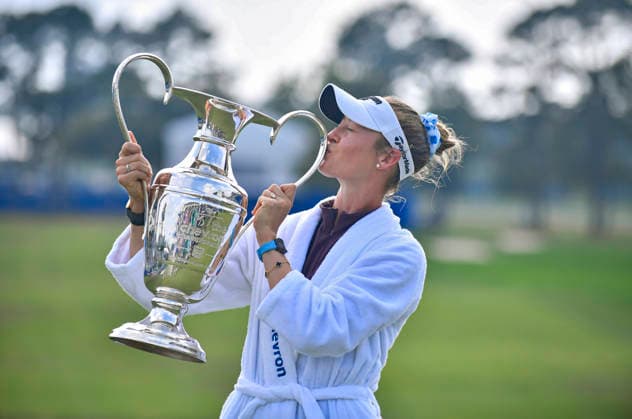 HOUSTON, TX - APRIL 26: Nelly Korda kisses the Dinah Shore Trophy after winning The Chevron Championship on Sunday, April 26, 2026 at Memorial Park Golf Course in Houston, TX. (Photo by Austin McAfee Icon Sportswire) GOLF: APR 26 LPGA, Golf Damen The Chevron Championship EDITORIAL USE ONLY Icon260426001