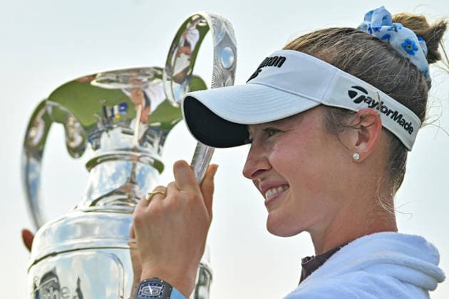 HOUSTON, TX - APRIL 26: Nelly Korda smiles while holding the Dinah Shore Trophy after winning The Chevron Championship in the LPGA, Golf Damen on Sunday, April 26, 2026 at Memorial Park Golf Course in Houston, TX. (Photo by Austin McAfee Icon Sportswire) GOLF: APR 26 LPGA The Chevron Championship EDITORIAL USE ONLY Icon260426003