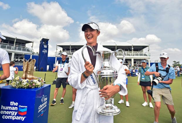 HOUSTON, TX - APRIL 26: Nelly Korda smiles while holding the Dinah Shore Trophy after winning The Chevron Championship in the LPGA, Golf Damen on Sunday, April 26, 2026 at Memorial Park Golf Course in Houston, TX. (Photo by Austin McAfee Icon Sportswire) GOLF: APR 26 LPGA The Chevron Championship EDITORIAL USE ONLY Icon260426008