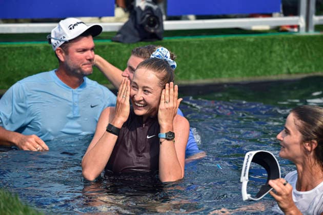 HOUSTON, TX - APRIL 26: Nelly Korda reacts after jumping into a pool near the eighteenth green after winning The Chevron Championship in the LPGA, Golf Damen on Sunday, April 26, 2026 at Memorial Park Golf Course in Houston, TX. (Photo by Austin McAfee Icon Sportswire) GOLF: APR 26 LPGA The Chevron Championship EDITORIAL USE ONLY Icon260426010