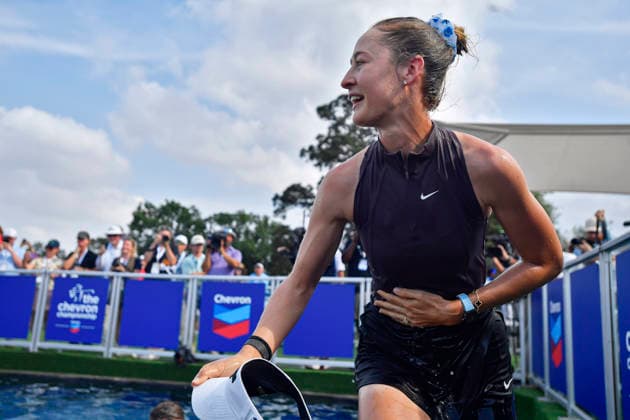 HOUSTON, TX - APRIL 26: Nelly Korda steps out of the pool along the eighteenth green after winning The Chevron Championship in the LPGA, Golf Damen on Sunday, April 26, 2026 at Memorial Park Golf Course in Houston, TX. (Photo by Austin McAfee Icon Sportswire) GOLF: APR 26 LPGA The Chevron Championship EDITORIAL USE ONLY Icon260426011