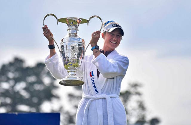 HOUSTON, TX - APRIL 26: Nelly Korda smiles while holding the Dinah Shore Trophy after winning The Chevron Championship in the LPGA, Golf Damen on Sunday, April 26, 2026 at Memorial Park Golf Course in Houston, TX. (Photo by Austin McAfee Icon Sportswire) GOLF: APR 26 LPGA The Chevron Championship EDITORIAL USE ONLY Icon260426012