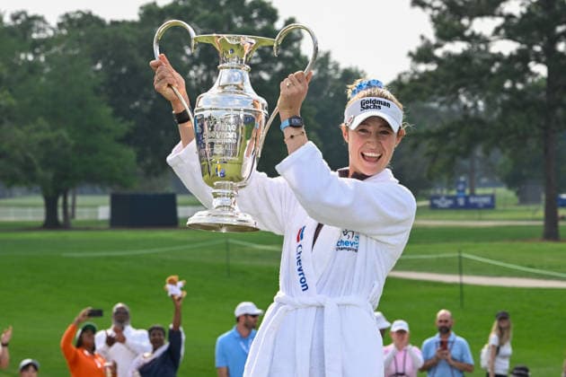 HOUSTON, TX - APRIL 26: Nelly Korda (USA) holds the trophy for winning The Chevron Championship on April 26, 2026, at Memorial Park Golf Course in Houston, Texas. (Photo by Ken Murray Icon Sportswire) GOLF: APR 26 LPGA, Golf Damen The Chevron Championship EDITORIAL USE ONLY Icon2604260404