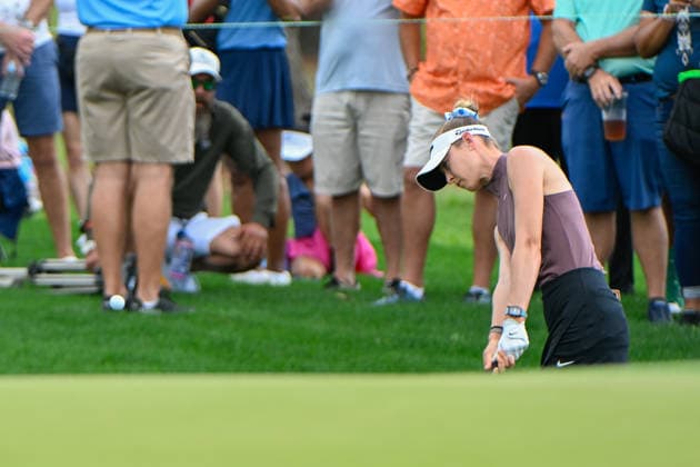 HOUSTON, TX - APRIL 26: Nelly Korda (USA) chips up on to 1 during the final round of The Chevron Championship on April 26, 2026, at Memorial Park Golf Course in Houston, Texas. (Photo by Ken Murray Icon Sportswire) GOLF: APR 26 LPGA, Golf Damen The Chevron Championship EDITORIAL USE ONLY Icon2604260154