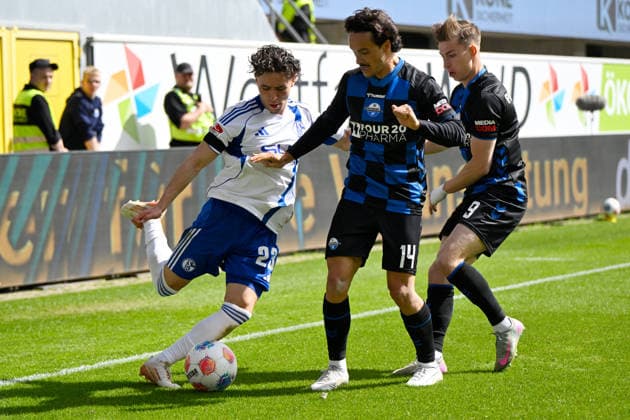 Paderborn, Home Deluxe Arena, 26 04 26, GER, Herren, 2 Bundesliga, Saison 2025 2026, SC Paderborn 07 FC Schalke 04 Bild v li im Zweikampf Soufiane EL FAOUZI Schalke , Mika BAUR Paderborn und Nick BAETZNER Paderborn DFL regulations prohibit any use of photographs as image sequences and or quasi video NRW Deutschland