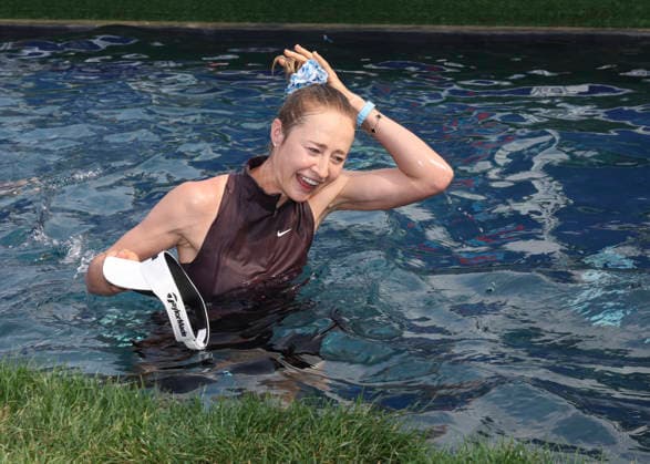 HOUSTON, TX - APRIL 26: Nelly Korda (USA) celebrates her win by jumping into a small pool during the final round of The Chevron Championship on April 26, 2026 at Memorial Park Golf Course in Houston, Texas. (Photo by Leslie Plaza Johnson Icon Sportswire) GOLF: APR 26 LPGA, Golf Damen The Chevron Championship EDITORIAL USE ONLY Icon260426069