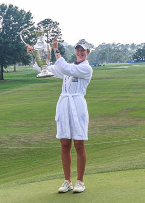 HOUSTON, TX - APRIL 26: Nelly Korda (USA) holds up the winner™s trophy during the final round of The Chevron Championship on April 26, 2026 at Memorial Park Golf Course in Houston, Texas. (Photo by Leslie Plaza Johnson Icon Sportswire) GOLF: APR 26 LPGA, Golf Damen The Chevron Championship EDITORIAL USE ONLY Icon260426075
