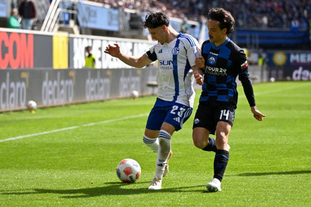 Paderborn, Home Deluxe Arena, 26 04 26, GER, Herren, 2 Bundesliga, Saison 2025 2026, SC Paderborn 07 FC Schalke 04 Bild v li im Zweikampf Soufiane EL FAOUZI Schalke und Mika BAUR Paderborn DFL regulations prohibit any use of photographs as image sequences and or quasi video NRW Deutschland