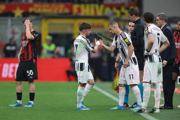 Milan, Italy, 26th April 2026. Francisco Conceicao of Juventus is substituted for Edon Zhegrova of Juventus during the AC Milan vs Juventus Serie A match at Giuseppe Meazza, Milan. Picture credit should read: Jonathan Moscrop Sportimage EDITORIAL USE ONLY. No use with unauthorised audio, video, data, fixture lists, club league logos or live services. Online in-match use limited to 120 images, no video emulation. No use in betting, games or single club league player publications. SPI_091_JM_MILAN_JUVE SPI-4695-0091