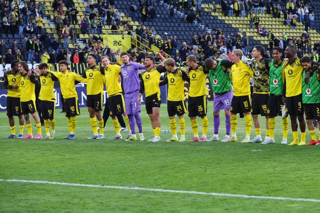 1. Bundesliga - Borussia Dortmund - SC Freiburg am 26.04.2026 im Signal Iduna Park in Dortmund Jubel und Freude bei der Mannschaft von Borussia Dortmund , hier Carney Chukwuemeka (Dortmund 17) , Fabio Silva (Dortmund 21) , Mathis Albert (Dortmund 41) , Samuele Inacio (Dortmund 40) , Jobe Bellingham (Dortmund 7) , Maximilian Beier (Dortmund 14) , Torwart Gregor Kobel (Dortmund 1) , Salih Özcan Oezcan (Dortmund 6) , Daniel Svensson (Dortmund 24) , Julian Ryerson (Dortmund 26) , Torwart Alexander Meyer (Dortmund 33) , Julian Brandt (Dortmund 10) , Luca Reggiani (Dortmund 49) , Filipo Mane (Dortmund 39) , Serhou Guirassy (Dortmund 9) , Yan Couto (Dortmund 2) *** 1 Bundesliga Borussia Dortmund SC Freiburg on 26 04 2026 at Signal Iduna Park in Dortmund Cheers and joy for the Borussia Dortmund team , here Carney Chukwuemeka Dortmund 17 , Fabio Silva Dortmund 21 , Mathis Albert Dortmund 41 , Samuele Inacio Dortmund 40 , Jobe Bellingham Dortmund 7 , Maximilian Beier Dortmund 14 , Goalkeeper Gregor Kobel Dortmund 1 , Salih Özcan Oezcan Dortmund 6 , Daniel Svensson Dortmund 24 , Julian Ryerson Dortmund 26 , Goalkeeper Alexander Meyer Dortmund 33 , Julian Brandt Dortmund 10 , Luca Reggiani Dortmund 49 , Filipo Mane Dortmund 39 , Serhou Guirassy Dortmund 9 , Yan Couto Dortmund 2 MH