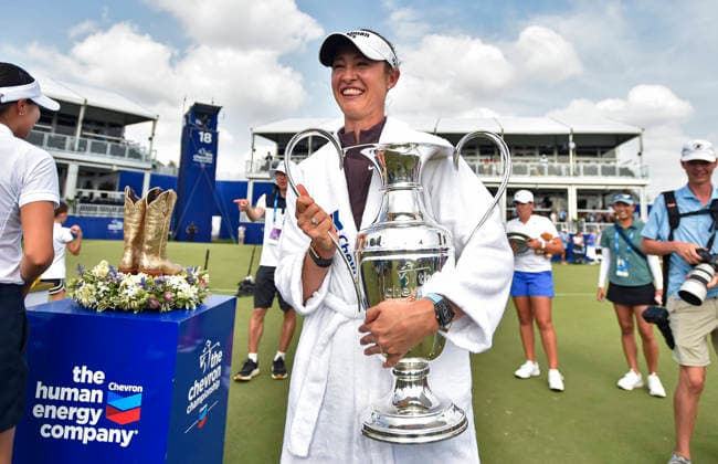 HOUSTON, TX - APRIL 26: Nelly Korda smiles while holding the Dinah Shore Trophy after winning The Chevron Championship in the LPGA, Golf Damen on Sunday, April 26, 2026 at Memorial Park Golf Course in Houston, TX. (Photo by Austin McAfee Icon Sportswire) GOLF: APR 26 LPGA The Chevron Championship EDITORIAL USE ONLY Icon260426027