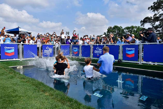 HOUSTON, TX - APRIL 26: Friends and family of Nelly Korda jump into a pool alongside the eighteenth green after she won The Chevron Championship in the LPGA, Golf Damen on Sunday, April 26, 2026 at Memorial Park Golf Course in Houston, TX. (Photo by Austin McAfee Icon Sportswire) GOLF: APR 26 LPGA The Chevron Championship EDITORIAL USE ONLY Icon260426034
