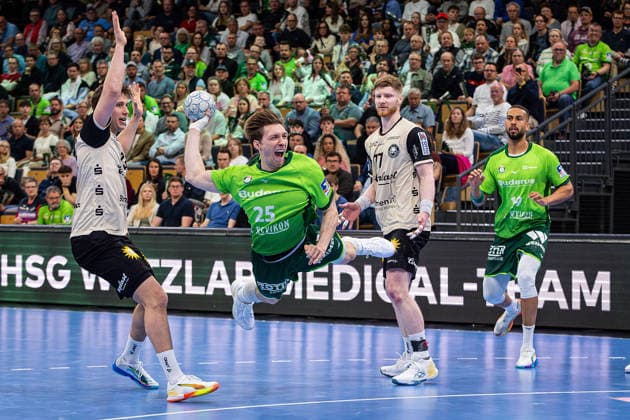 26 04 2026, xovx, Handball Daikin Handball Bundesliga, HSG Wetzlar Bergischer HC v l Lars Mitchell Kooij Bergischer HC , Justin Müller HSG Wetzlar , Johannes Wasielewski Bergischer HC , Philipp Ahouansou HSG Wetzlar Wetzlar Buderus Arena Hessen Germany EN