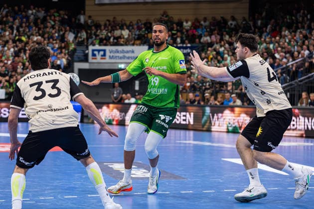 26 04 2026, xovx, Handball Daikin Handball Bundesliga, HSG Wetzlar Bergischer HC v l Eloy Morante Maldonado Bergischer HC , Philipp Ahouansou HSG Wetzlar , Aron Seesing Bergischer HC Wetzlar Buderus Arena Hessen Germany EN