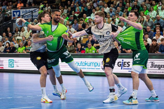 26 04 2026, xovx, Handball Daikin Handball Bundesliga, HSG Wetzlar Bergischer HC v l Lars Mitchell Kooij Bergischer HC , Philipp Ahouansou HSG Wetzlar , Johannes Wasielewski Bergischer HC , Josip Simic HSG Wetzlar Wetzlar Buderus Arena Hessen Germany EN