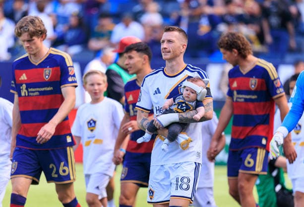 April 26, 2026, Carson, California, USA: Marco Reus 18 of the LA Galaxy brings his third child (name unknown) to the field prior to a regular season MLS, Fussball Herren, USA match against the Real Salt Lake on Sunday April 26, 2026 at Dignity Health Sports Park Stadium in Carson, California. JAVIER ROJAS PI LA Galaxy Defeats Real Salt Lake, 2-1  - ZUMAp124 20260426_zaa_p124_058 Copyright: xJavierxRojasx