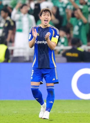 Football: ACLE Machida Zelvia captain Gen Shoji encourages teammates after Al Ahli s Feras Al Brikan opens the scoring in the first half of extra time during the Asian Champions League Elite final in Jeddah, Saudi Arabia, on April 25, 2026.  A14AA0005480156P