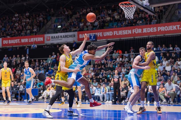 Frankfurt Skyliners ALBA Berlin, easyCredit BBL duel under the basket between Alex O Connell Alba Berlin, 3 and Nahiem Alleyne Skyliners, 4 On the right Jacob Knauf Skyliners, 25 and Norris Agbakoko Alba Berlin, 17 Game of the easyCredit BBL between Frankfurt Skyliners and ALBA Berlin on April 26, 2026 at Süwag Energie ARENA in Frankfurt am Main , Frankfurt am Main Hessen Germany Süwag Energie ARENA