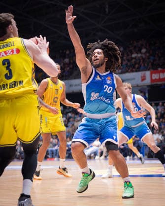 Frankfurt Skyliners ALBA Berlin, easyCredit BBL Tyger Campbell Skyliners, 00 defends against Alex O Connell Alba Berlin, 3 game of the easyCredit BBL between the Frankfurt Skyliners and ALBA Berlin on April 26, 2026 at the Süwag Energie ARENA in Frankfurt am Main , Frankfurt am Main Hessen Germany Süwag Energie ARENA