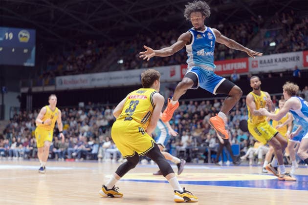Frankfurt Skyliners ALBA Berlin, easyCredit BBL Isaiah Swope Skyliners, 1 defends against Bennet Hundt Alba Berlin, 33 Game of the easyCredit BBL between Frankfurt Skyliners and ALBA Berlin on April 26, 2026 at Süwag Energie ARENA in Frankfurt am Main , Frankfurt am Main Hessen Germany Süwag Energie ARENA