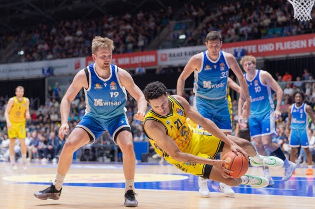 Frankfurt Skyliners ALBA Berlin, easyCredit BBL Michael Rataj Alba Berlin, 21 tries to reach the ball in front of Till Pape Skyliners, 19 , Ryan Hawkins Skyliners, 33 and Jacob Holt Skyliners, 10 in the easyCredit BBL match between Frankfurt Skyliners and ALBA Berlin on April 26, 2026 at Süwag Energie ARENA in Frankfurt am Main , Frankfurt am Main Hessen Germany Süwag Energie ARENA