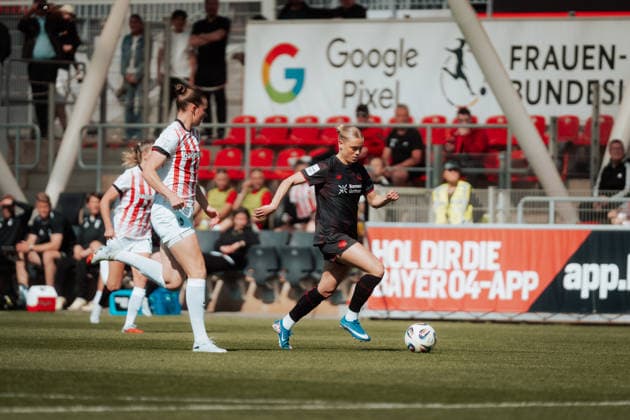 26.04.26, Women, Football, Google Pixel Frauen Bundesliga, Season 2025 2026, Bayer 04 Leverkusen - SC Freiburg, Matchday 23 Cornelia Kramer ( 7 - Bayer 04 Leverkusen) with the ball Leverkusen Ulrich-Haberland-Stadion NRW Deutschland