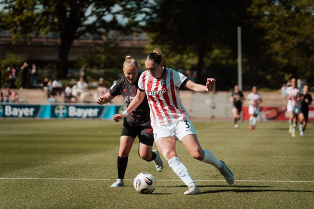 26.04.26, Women, Football, Google Pixel Frauen Bundesliga, Season 2025 2026, Bayer 04 Leverkusen - SC Freiburg, Matchday 23 Alina Axtmann ( 3 - SC Freiburg) dribbling in front of Vanessa Haim ( 13 - Bayer 04 Leverkusen) Leverkusen Ulrich-Haberland-Stadion NRW Deutschland