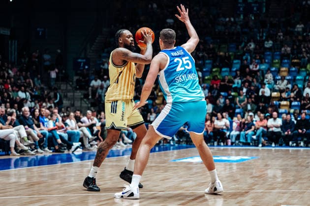 J Wan Roberts Alba Berlin, 13 , Jacob Knauf Skyliners Frankfurt, 25 GER, Skyliners Frankfurt vs Alba Berlin, easycredit BBL, Bundesliga, 31 Matchday, Season 2025 2026 26 04 2026 Eibner Pressefoto Attila Ziga GER, Skyliners Frankfurt vs Alba Berlin, easycredit BBL, Bundesliga, 31 Matchday, Season 2025 2026 26 04 2026 Frankfurt am Main Copyright: xEibner-Pressefotox EP_AZA