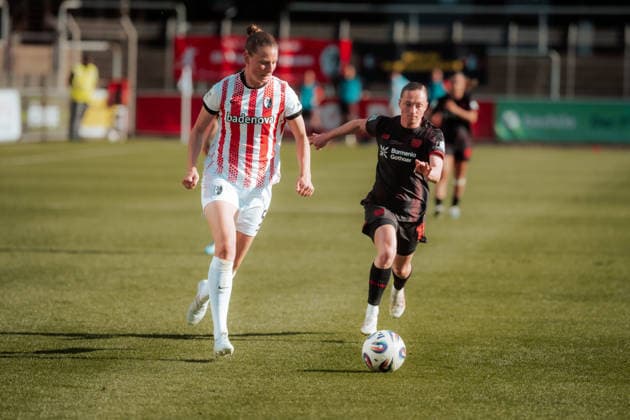 26.04.26, Women, Football, Google Pixel Frauen Bundesliga, Season 2025 2026, Bayer 04 Leverkusen - SC Freiburg, Matchday 23 Julia Stierli ( 5 - SC Freiburg) in a duel with Vanessa Haim ( 13 - Bayer 04 Leverkusen) Leverkusen Ulrich-Haberland-Stadion NRW Deutschland