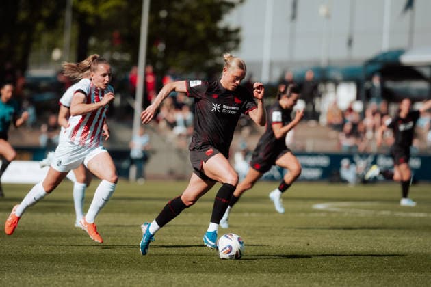 26.04.26, Women, Football, Google Pixel Frauen Bundesliga, Season 2025 2026, Bayer 04 Leverkusen - SC Freiburg, Matchday 23 Cornelia Kramer ( 7 - Bayer 04 Leverkusen) running with the ball Leverkusen Ulrich-Haberland-Stadion NRW Deutschland