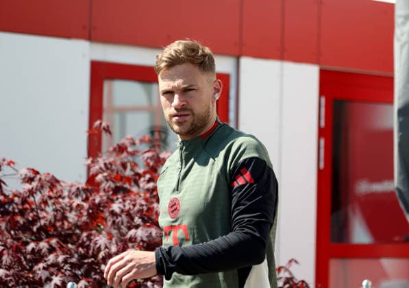 Football, Men, Champions League, 2025 2026 season, FC Bayern Munich, Final training session Joshua Kimmich FC Bayern Munich on the way to the training ground
